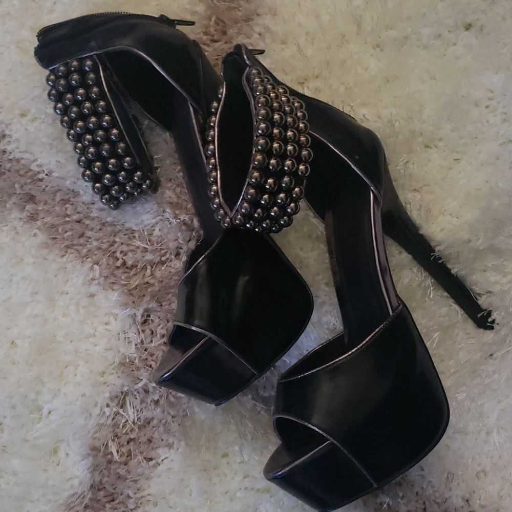 SHOES - Picture 2 of 3